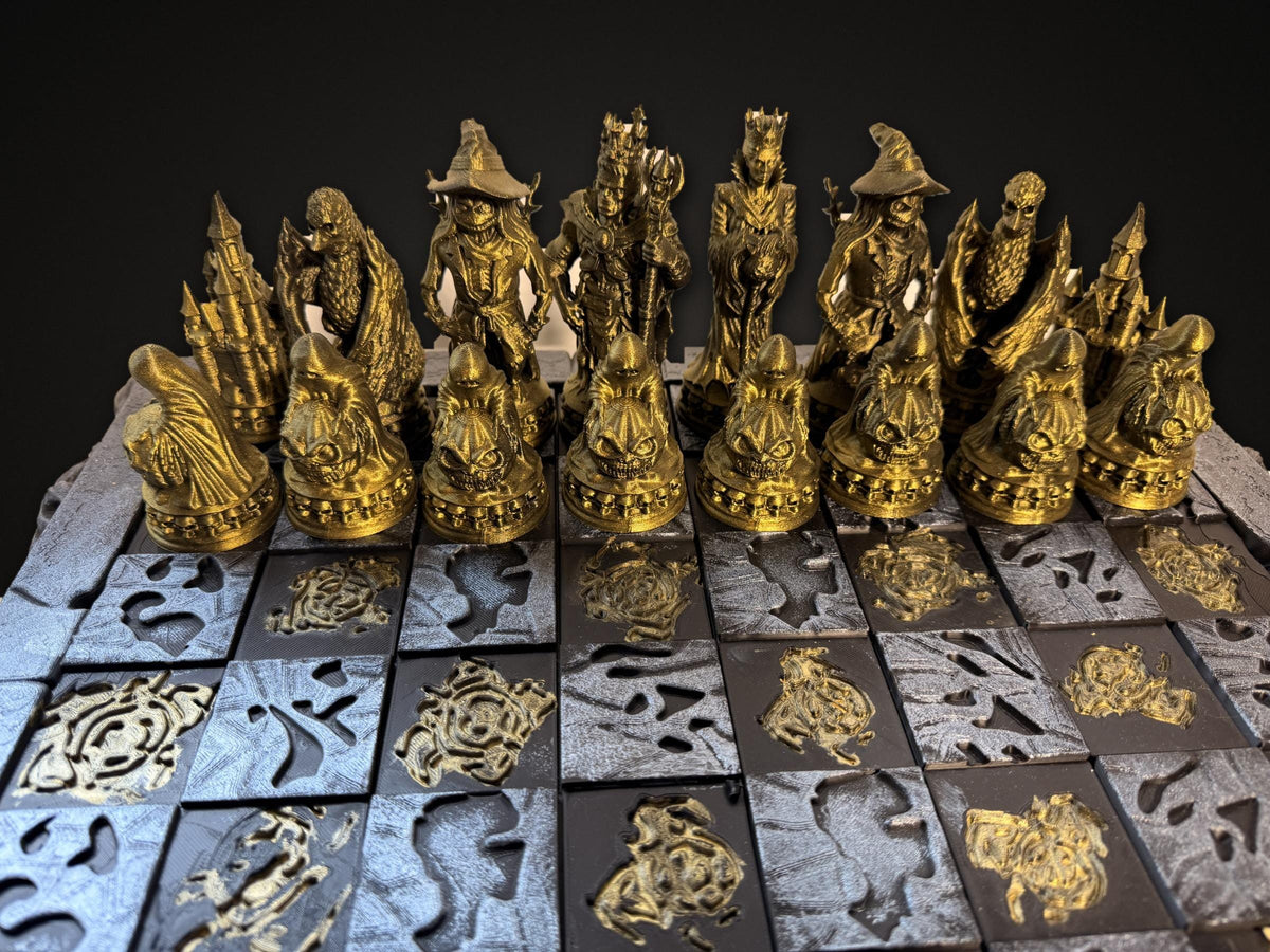 Halloween Chess Set Hand Painted – Gothic Chess Board with 32 Pieces – Witches, Ghosts & Haunted Castle – Horror Decor Gift – Ansicht 2
