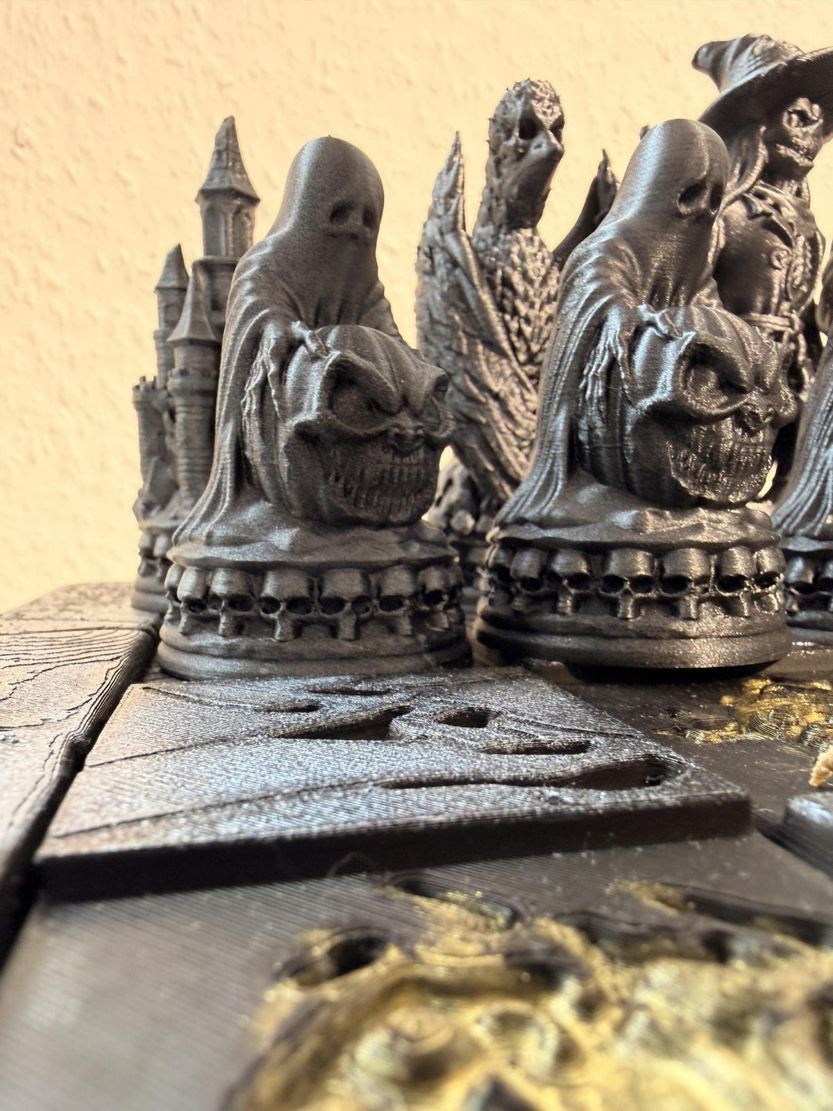 Halloween Chess Set Hand Painted – Gothic Chess Board with 32 Pieces – Witches, Ghosts & Haunted Castle – Horror Decor Gift – Ansicht 7