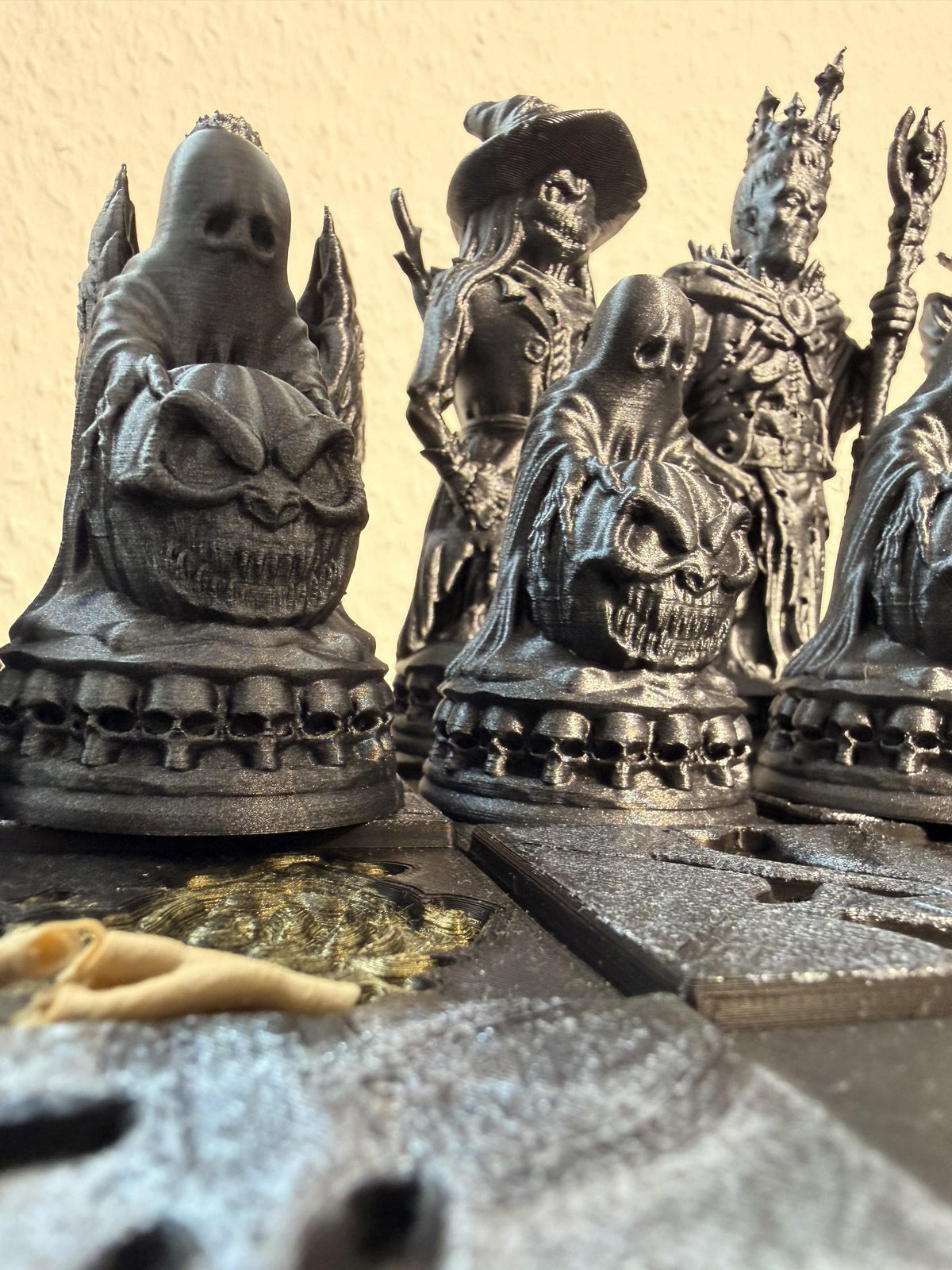 Halloween Chess Set Hand Painted – Gothic Chess Board with 32 Pieces – Witches, Ghosts & Haunted Castle – Horror Decor Gift – Ansicht 8
