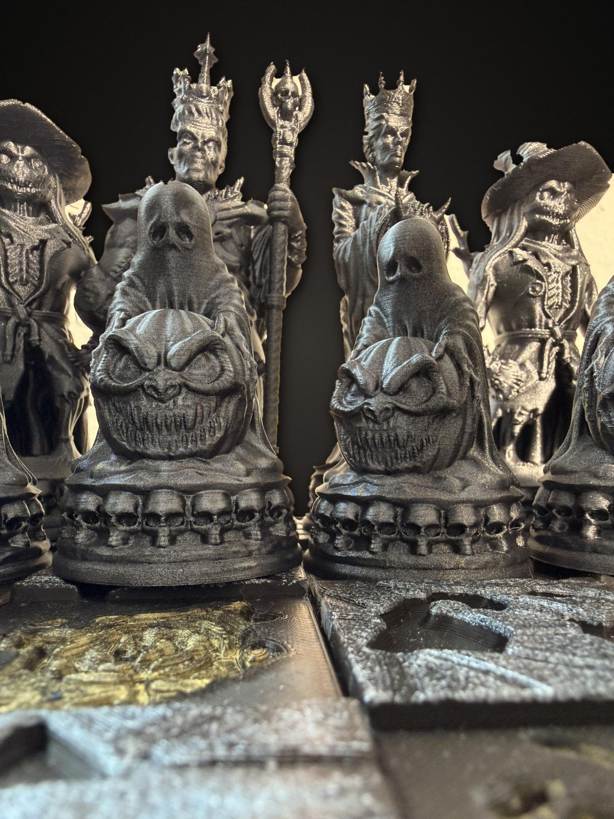 Halloween Chess Set Hand Painted – Gothic Chess Board with 32 Pieces – Witches, Ghosts & Haunted Castle – Horror Decor Gift – Ansicht 9