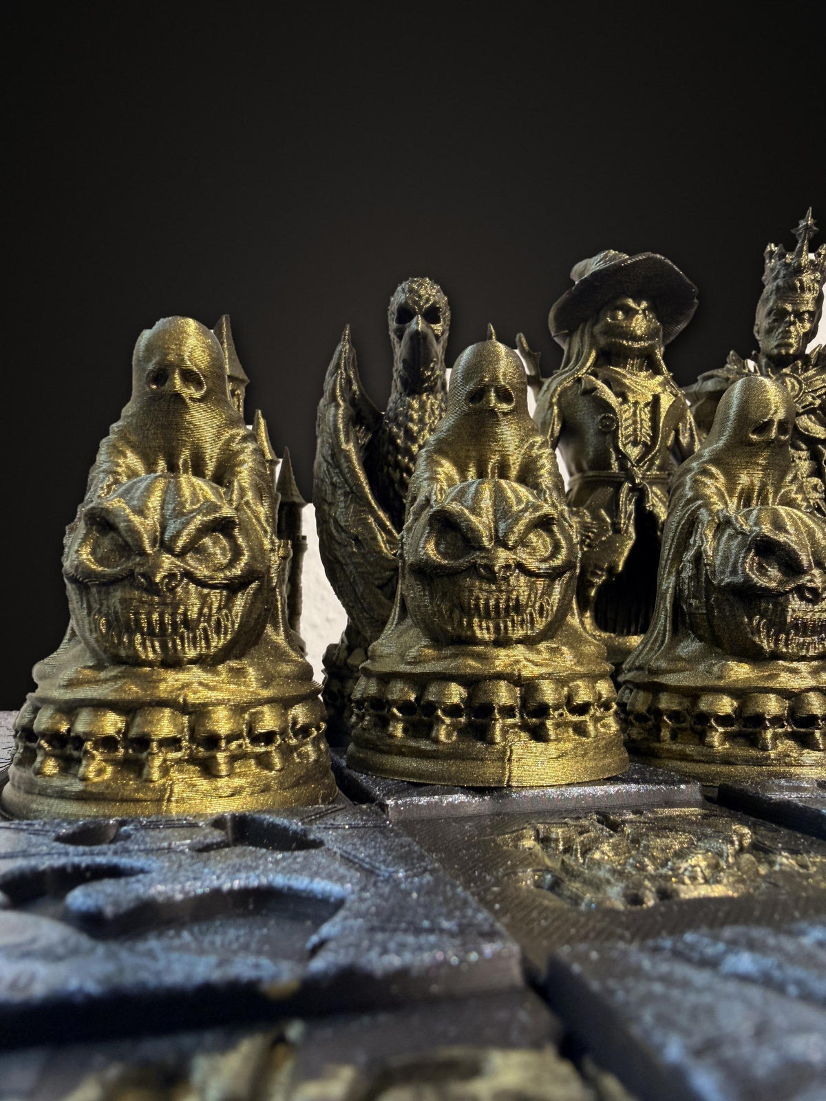 Halloween Schachspiel handbemalt – Gothic Schachbrett mit 32 Figuren – Hexen, Geister, Spukschloss – Horror Deko & Geschenk – Ansicht 3