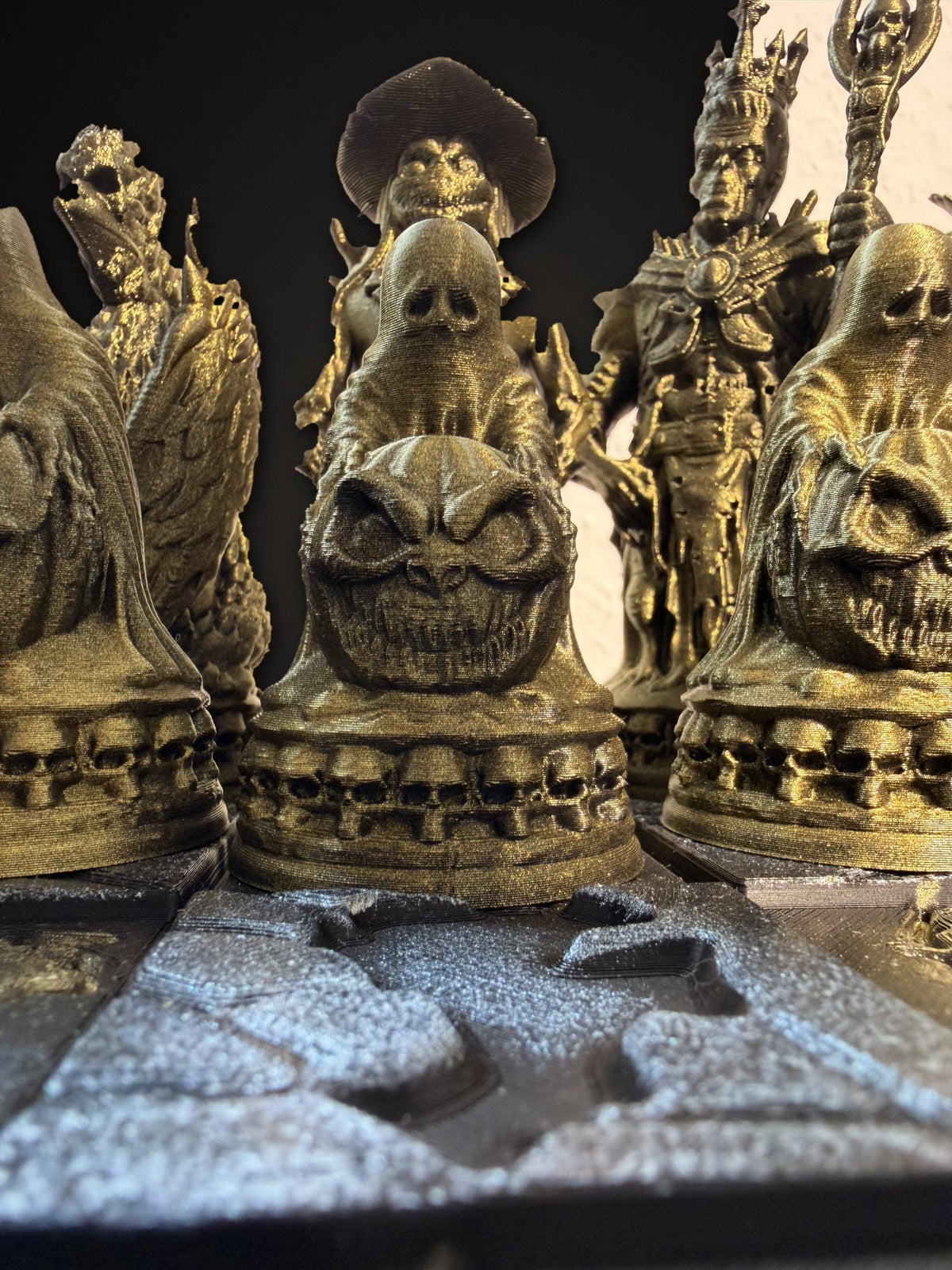 Halloween Schachspiel handbemalt – Gothic Schachbrett mit 32 Figuren – Hexen, Geister, Spukschloss – Horror Deko & Geschenk – Ansicht 4