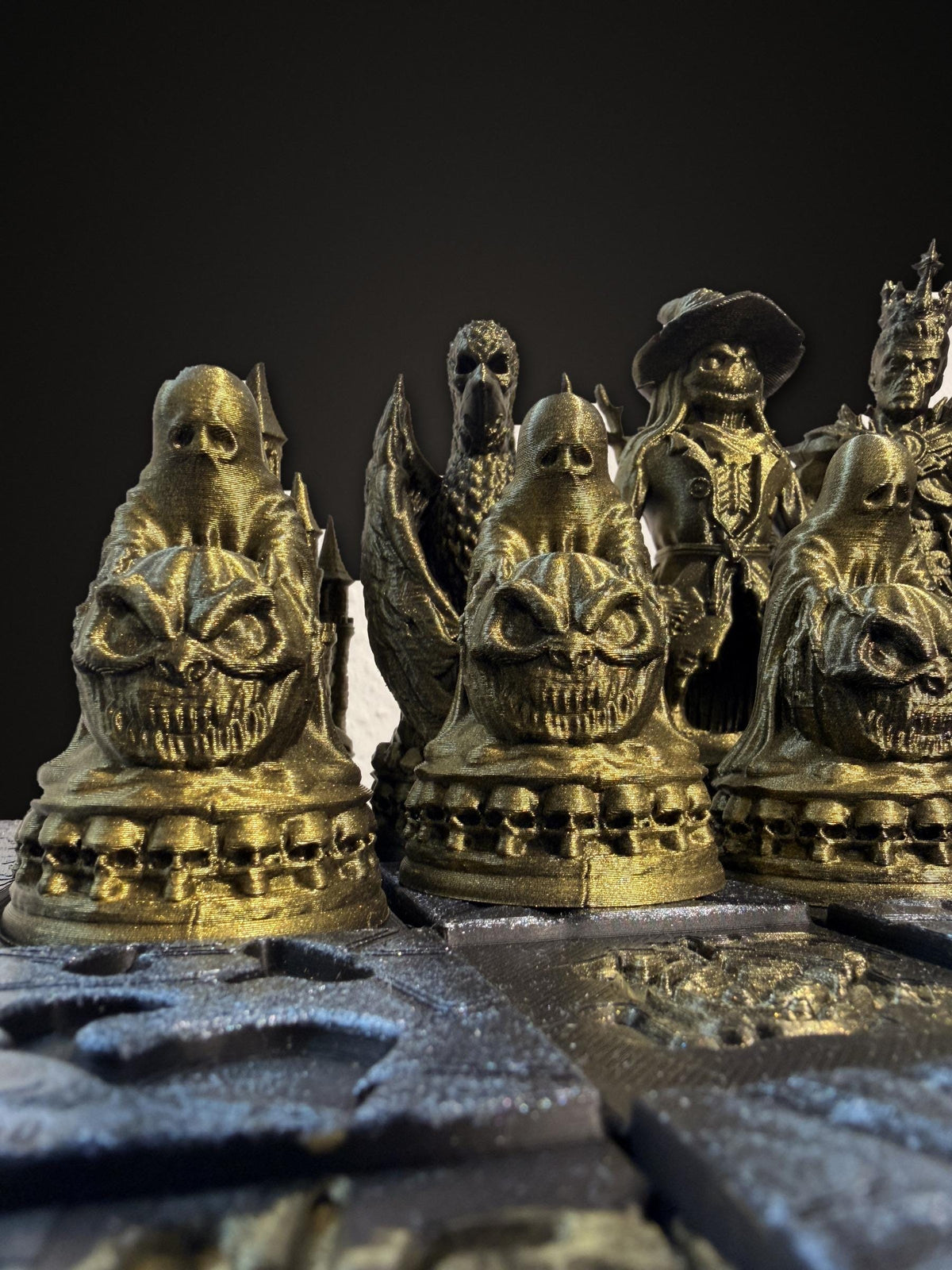 Halloween Chess Set Hand Painted – Gothic Chess Board with 32 Pieces – Witches, Ghosts & Haunted Castle – Horror Decor Gift – Ansicht 3