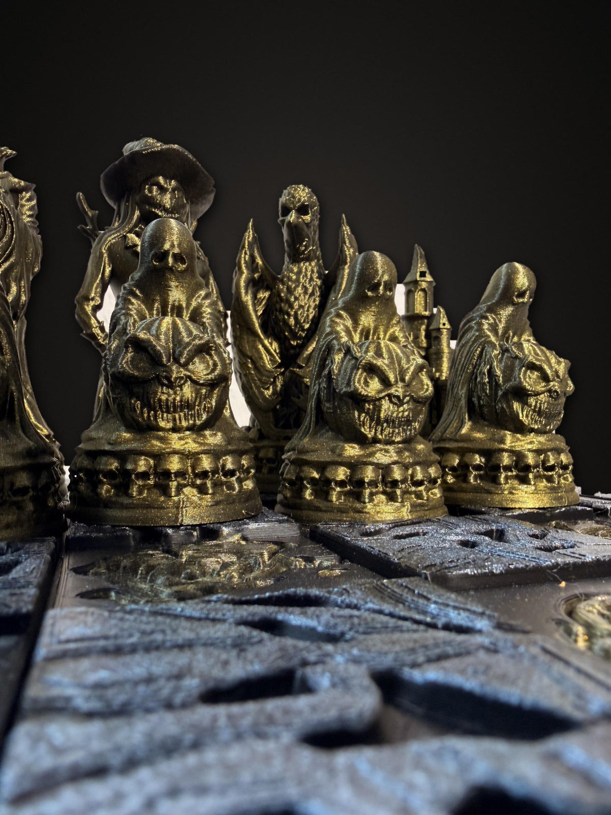 Halloween Chess Set Hand Painted – Gothic Chess Board with 32 Pieces – Witches, Ghosts & Haunted Castle – Horror Decor Gift – Ansicht 5